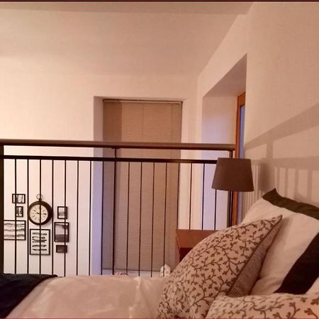 Central Mezzanine Apartment In Historic School EDI Kültér fotó