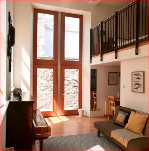 Central Mezzanine Apartment In Historic School EDI Kültér fotó