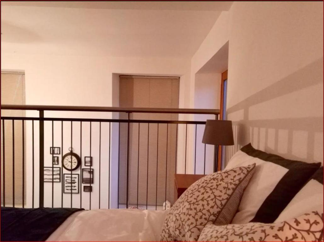 Central Mezzanine Apartment In Historic School EDI Kültér fotó