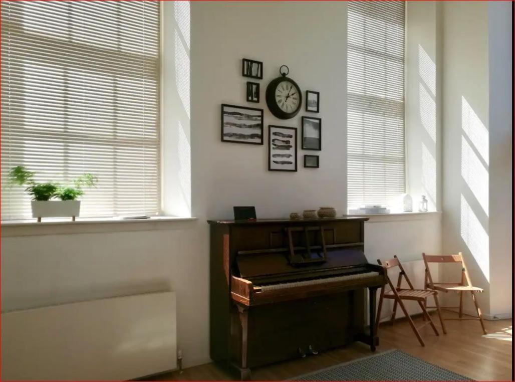 Central Mezzanine Apartment In Historic School EDI Kültér fotó