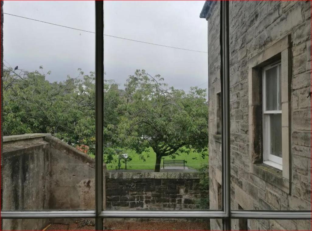 Central Mezzanine Apartment In Historic School EDI Kültér fotó