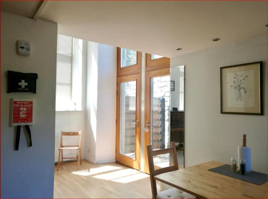 Central Mezzanine Apartment In Historic School EDI Kültér fotó